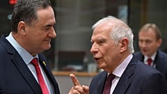 EU-Außenbeauftragter Josep Borrell (rechts) im Gespräch mit Israels Außenminister Israel Katz am Montag in Brüssel.