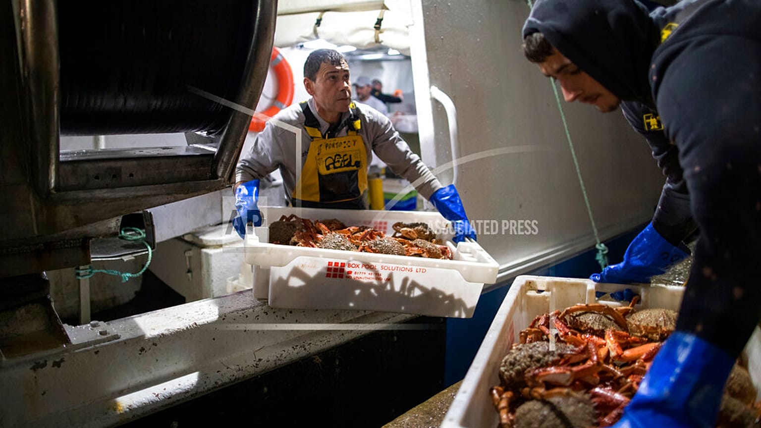 Pescatori francesi svuotano la loro barca dopo il blocco del porto di Saint-Malo