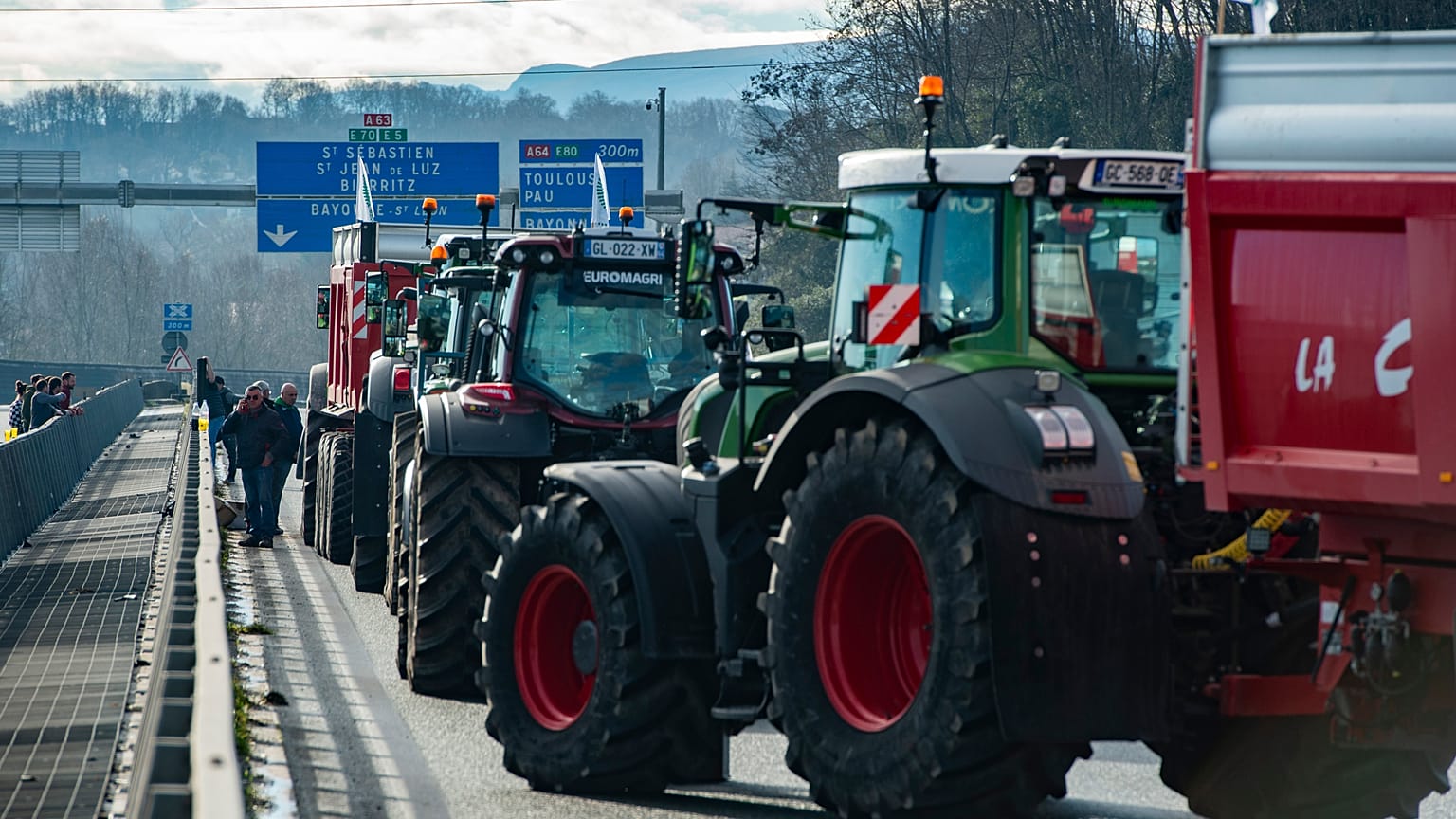 Une autoroute bloquée par un convoi d'agriculteurs mardi 23 janvier 2024 à Bayonne, dans le sud-ouest de la France.