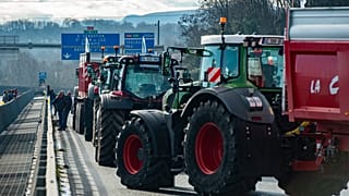 Une autoroute bloquée par un convoi d'agriculteurs mardi 23 janvier 2024 à Bayonne, dans le sud-ouest de la France.