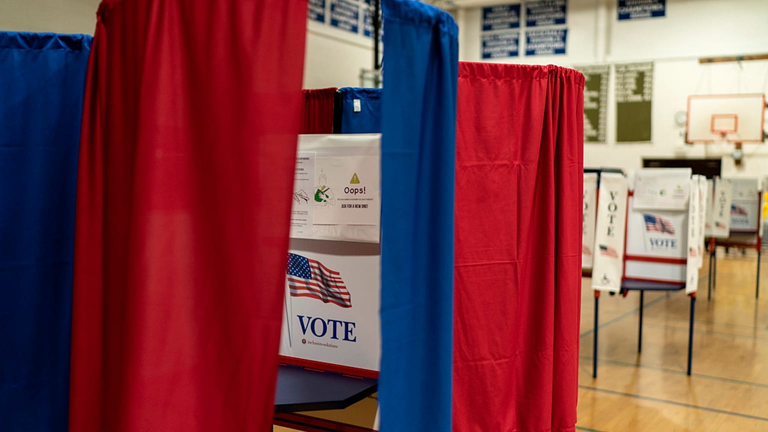 Imagen de varias urnas en el gimnasio de la escuela secundaria en Hollis, en el Estado de New Hampshire, donde se van a llevar a cabo los caucus del Partido Republicano.
