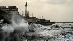 Der Sturm Isha hat in Großbritannien große Schäden verursacht und den Zugverkehr beeinträchtigt. 