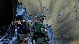 جنود إسرائيليون في كيبوتس بئيري 