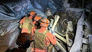 Depremin meydana geldiği Aksu vilayetine bağlı Yamansu köyünde arama kurtarma çalışmaları 