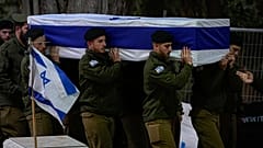 Soldados israelíes portan el féretro envuelto en una bandera del reservista Hadar Kapeluk durante su funeral en el cementerio militar de Monte Herzl en Jerusalén.