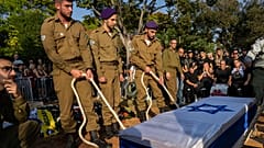 АРХИВ: израильские солдаты опускают гроб с телом погибшего товарища на военном кладбище Холона в пригороде Тель-Авива, Израиль, четверг, 2 ноября 2023 года. 