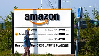 Un homme marche à l'entrée d'Amazon, à Douai, dans le nord de la France, jeudi 16 avril 2020.