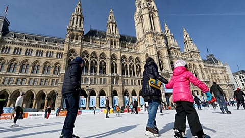 Le Danube gelé crée des conditions idéales pour le hockey sur glace