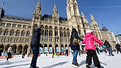 In Wien sind die Menschen unbesorgt auf der Donau Eislaufen gegangnen. Dabei kann das Eis jederzeit brechen. 
