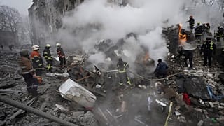 Ukrainische Rettungskräfte versuchen, Menschen aus den Trümmern der eingestürzten Häuser zu befreien, nach einem russischen Beschuss der ukrainischen Stadt Charkiw.