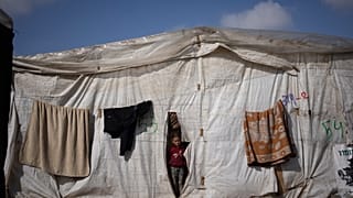 Bambini palestinesi sfollati a causa dell'offensiva israeliana sulla Striscia di Gaza giocano in una tendopoli a Rafah (23 gennaio 2024)