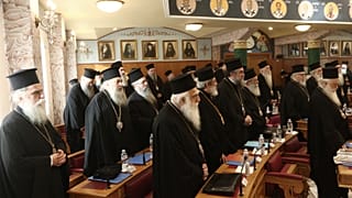 Μητροπολίτες εικονίζονται στην έκτακτη σύγκληση Ιεράς Συνόδου της Ιεραρχίας της Εκκλησίας της Ελλάδος
