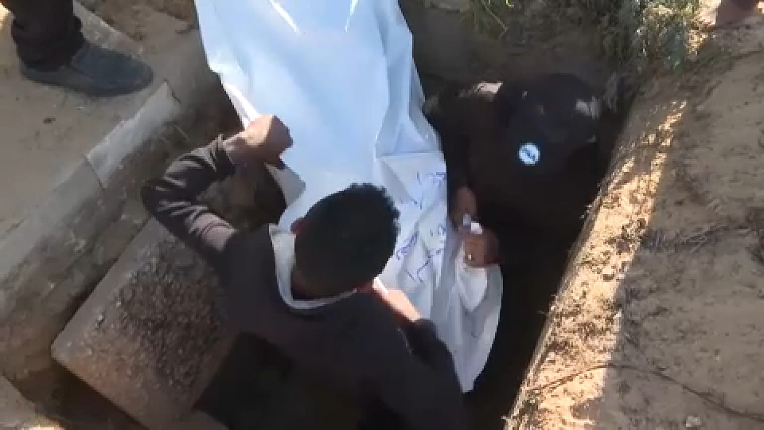 رفح-إعادة فتح القبور القديمة من أجل إيجاد مكان لدفن الموتى