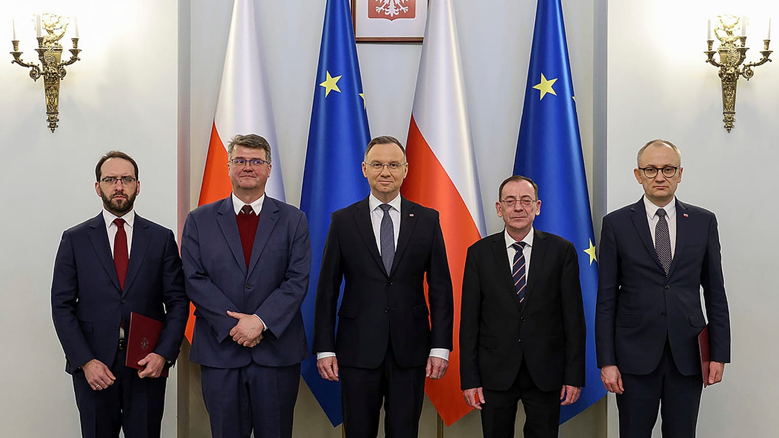 Andrzej Duda  au centre pose avec Maciej Wasik à sa gauche et Mariusz Kaminski à sa droite, ainsi que de nouveaux collaborateurs. 23 janvier 2024.