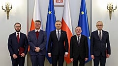 Andrzej Duda  au centre pose avec Maciej Wasik à sa gauche et Mariusz Kaminski à sa droite, ainsi que de nouveaux collaborateurs. 23 janvier 2024.