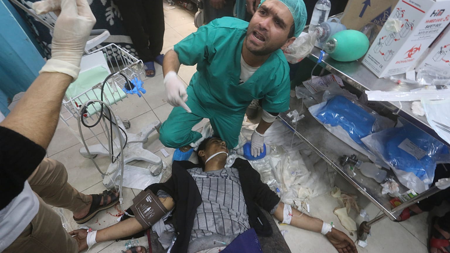 Un Palestinien blessé après une frappe aérienne est soigné dans un hôpital de Rafah, dans la bande de Gaza, mardi 23 janvier 2024.