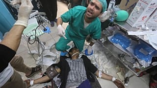 Un Palestinien blessé après une frappe aérienne est soigné dans un hôpital de Rafah, dans la bande de Gaza, mardi 23 janvier 2024.