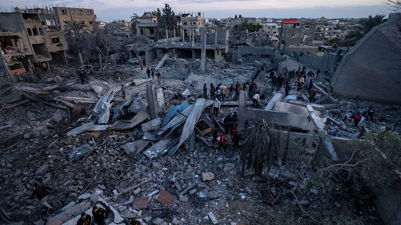 فلسطينيون يقفون في موقع مسجد دمر في القصف الإسرائيلي في رفح - غزة. 2024/01/24