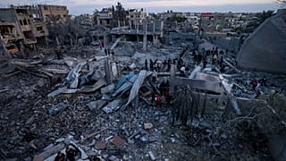 فلسطينيون يقفون في موقع مسجد دمر في القصف الإسرائيلي في رفح - غزة. 2024/01/24