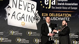 Elon Musk et le rabbin Menachem Margolin sur la scène de la conférence sur l'antisémitisme à Cracovie, le 22 janvier 2024.