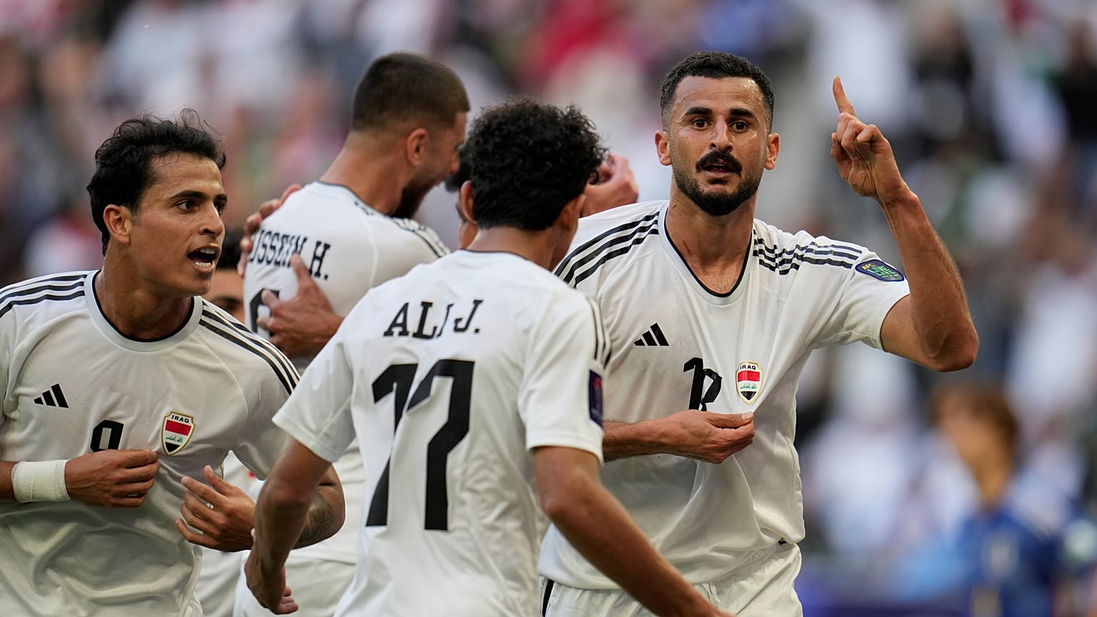 لاعبو المنتخب العراقي خلال لقاء اليابان