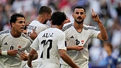 لاعبو المنتخب العراقي خلال لقاء اليابان