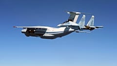 iSur cette photo prise le samedi 15 juin 2019, un chasseur russe Su-30 Flanker escorte un Iliouuchine Il-76, à gauche, alors qu'ils survolent la mer Baltique.