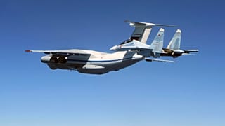 iSur cette photo prise le samedi 15 juin 2019, un chasseur russe Su-30 Flanker escorte un Iliouuchine Il-76, à gauche, alors qu'ils survolent la mer Baltique.