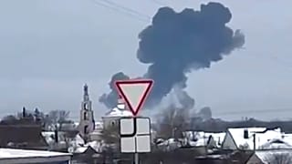 Il fumo si leva dal luogo dell'incidente di un aereo in un'area residenziale vicino a Yablonovo, nella regione di Belgorod.