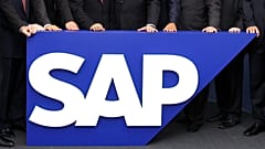 صورة تعبيرية لأعضاء مجلس إدارة شركة البرمجيات الألمانية SAP خلف شعار الشركة في مقرها الرئيسي في فالدورف بالقرب من هايدلبرغ، جنوب غرب ألمانيا. 
