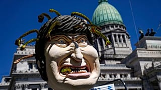 Une effigie du président argentin Javier Milei couverte de serpents devant le Congrès argentin où les manifestants ont défilé lors d'une grève nationale, mercredi 24 janvier.