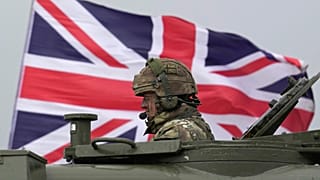 Un soldato britannico siede in un AS90 mentre partecipa a un'esercitazione militare con soldati ucraini in un campo di addestramento militare in una località non rivelata dell'Inghilterra.