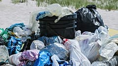 Las bolsas de plástico no son biodegradables, por lo que pueden seguir contaminando el medio ambiente con microplásticos nocivos durante cientos de años después de su uso. 