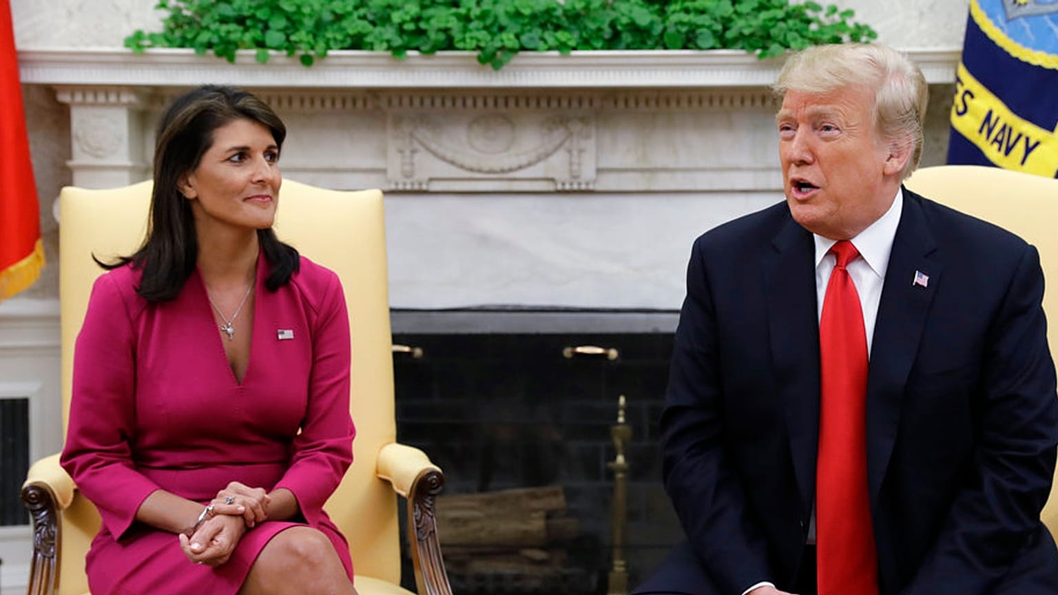 Cumhuriyetçi Partili başkan aday adayı Nikki Haley (sol), Donald Trump (arşiv)