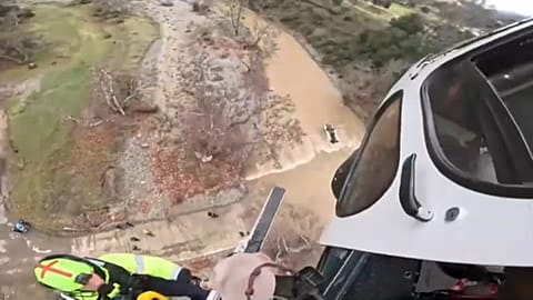 Donna intrappolata in mezzo al torrente in piena