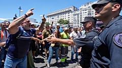 Protesta en Buenos Aires este miércoles durante la jornada de huelga general convocada en Argentina contra las políticas del presidente Milei