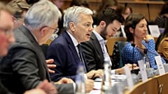 Los eurodiputados acusaron a Didier Reynders, Comisario europeo de Justicia, de dar respuestas evasivas sobre los fondos comunitarios congelados a Hungría.