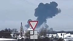 Onaylanmış UGC videosundan alınan bu fotoğrafta, 23 Haziran 2024 Çarşamba günü Belgorod bölgesi, Yablonovo yakınlarındaki bir yerleşim bölgesinde bir savaş uçağının düştüğü yerden dumanlar yükseliyor. 