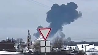 Onaylanmış UGC videosundan alınan bu fotoğrafta, 23 Haziran 2024 Çarşamba günü Belgorod bölgesi, Yablonovo yakınlarındaki bir yerleşim bölgesinde bir savaş uçağının düştüğü yerden dumanlar yükseliyor. 