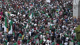  مظاهرة مناهضة للحكومة الجزائرية السابقة في وسط العاصمة الجزائر، 24 مايو، 2019.