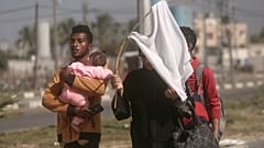 عائلة فلسطينية ترفع العلم الأبيض في البريج. 2023/11/07