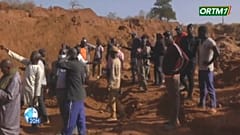 Un grupo de malienses observan el área donde se produjo el colapso de una mina de oro, enero de 2024.