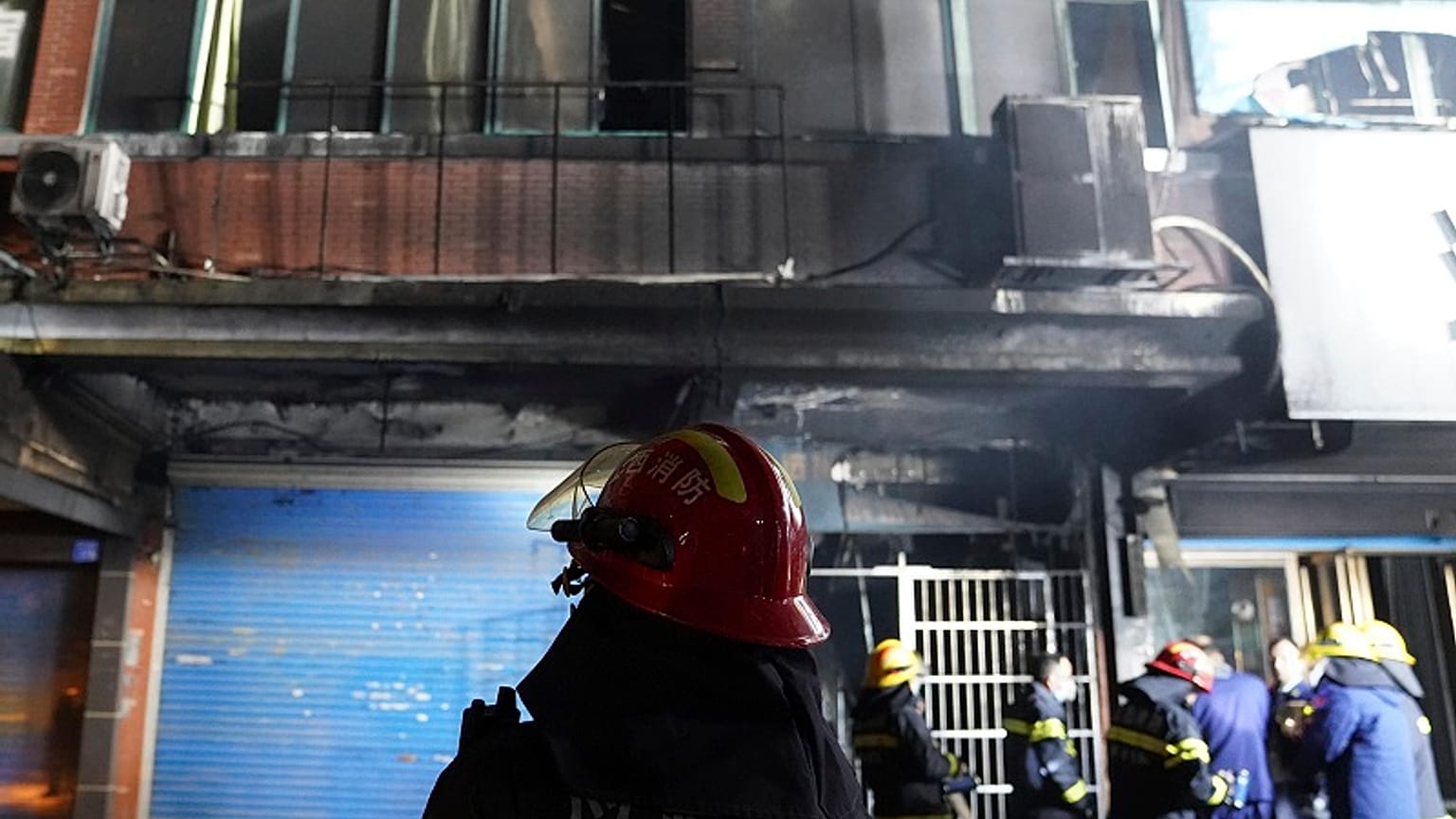 Los bomberos trabajan en el lugar del incendio el miércoles 24 de enero