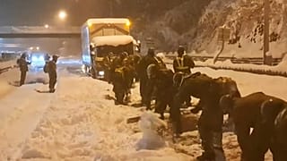 ثلوج كثيفة تعطل حركة المرور في اليابان