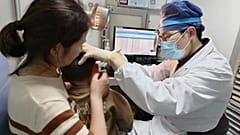 Le Dr Yilai Shu examine un jeune patient à l'hôpital de l'université de Fudan à Shanghai, en Chine, après une procédure de thérapie génique pour une surdité héréditaire.