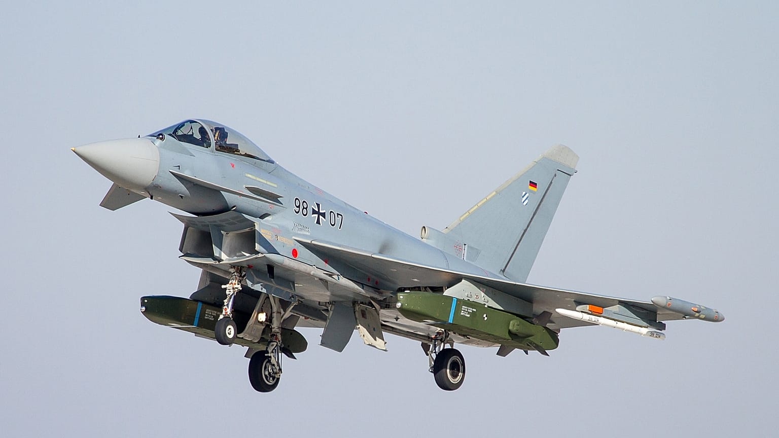 Taurus rakétákkal felszerelt Eurofighter vadászgép