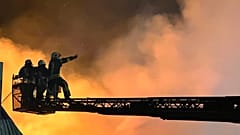 En esta foto, proporcionada por el gobernador regional Oleh Kiper, los bomberos apagan un incendio después del ataque con drones en Odesa, Ucrania, el 25 de enero de 2024.