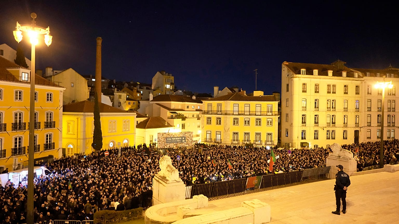 Cerca de 15 mil elementos das forças de segurança participaram na marcha 