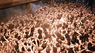 Arşiv -- 1250 yıldır yapılan festivale erkekler peştemal tarzı bir kıyafetle kaıtlıyor