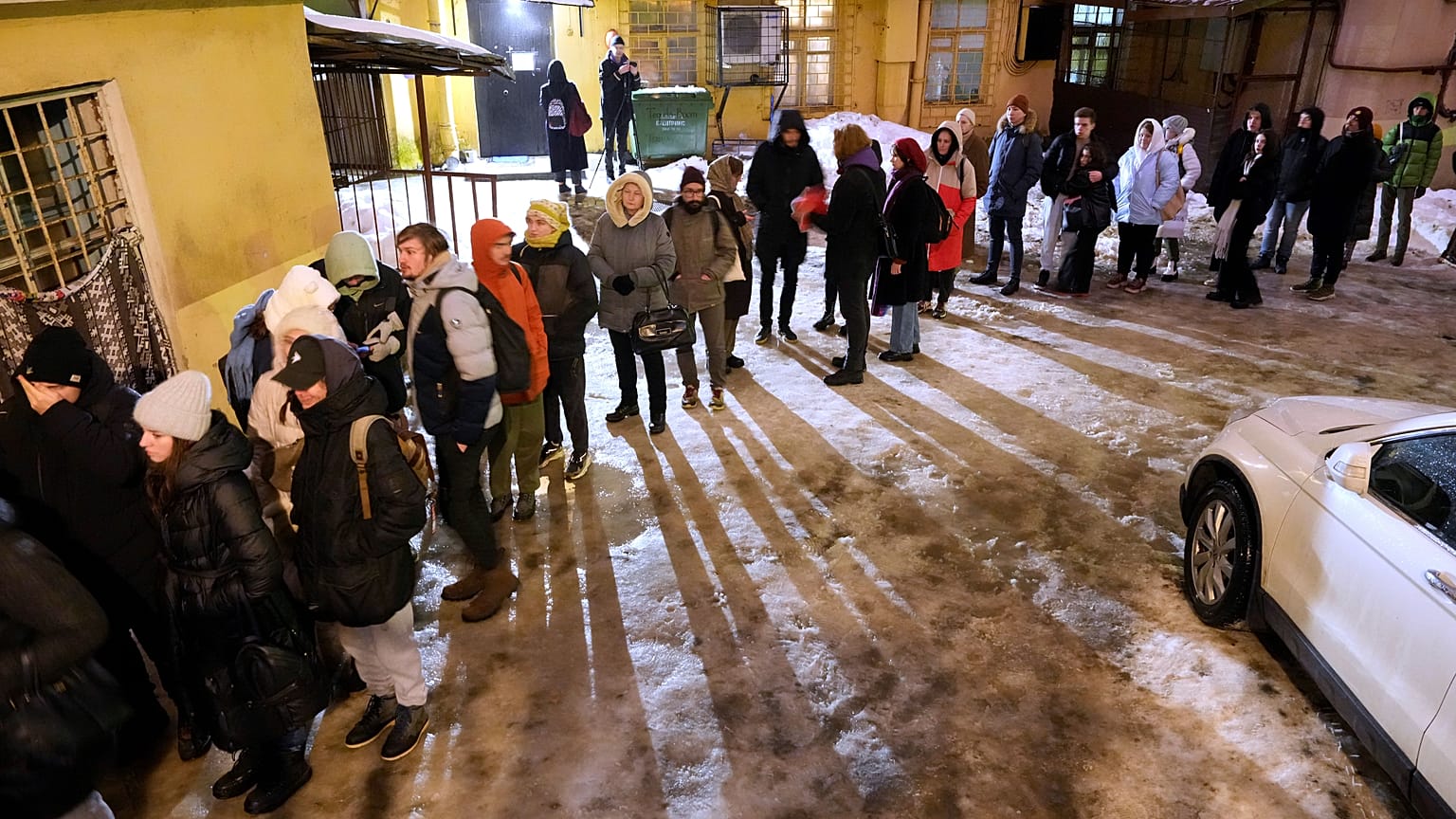 Очередь из сторонников Бориса Надеждина в Санкт-Петербурге